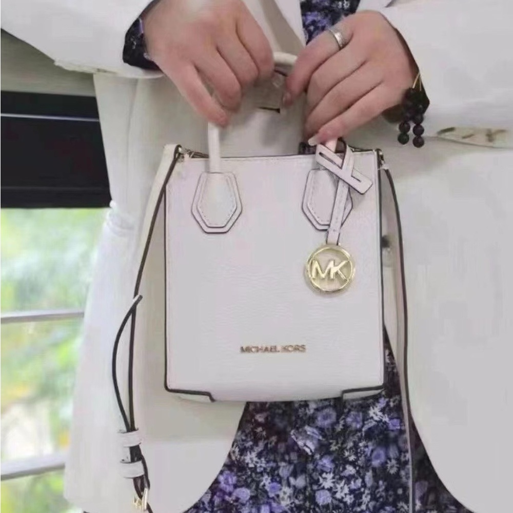NWT Michael Kors Mercer Extra-Small LT Cream Pale Leather Crossbody Bag - Picture 4 of 8